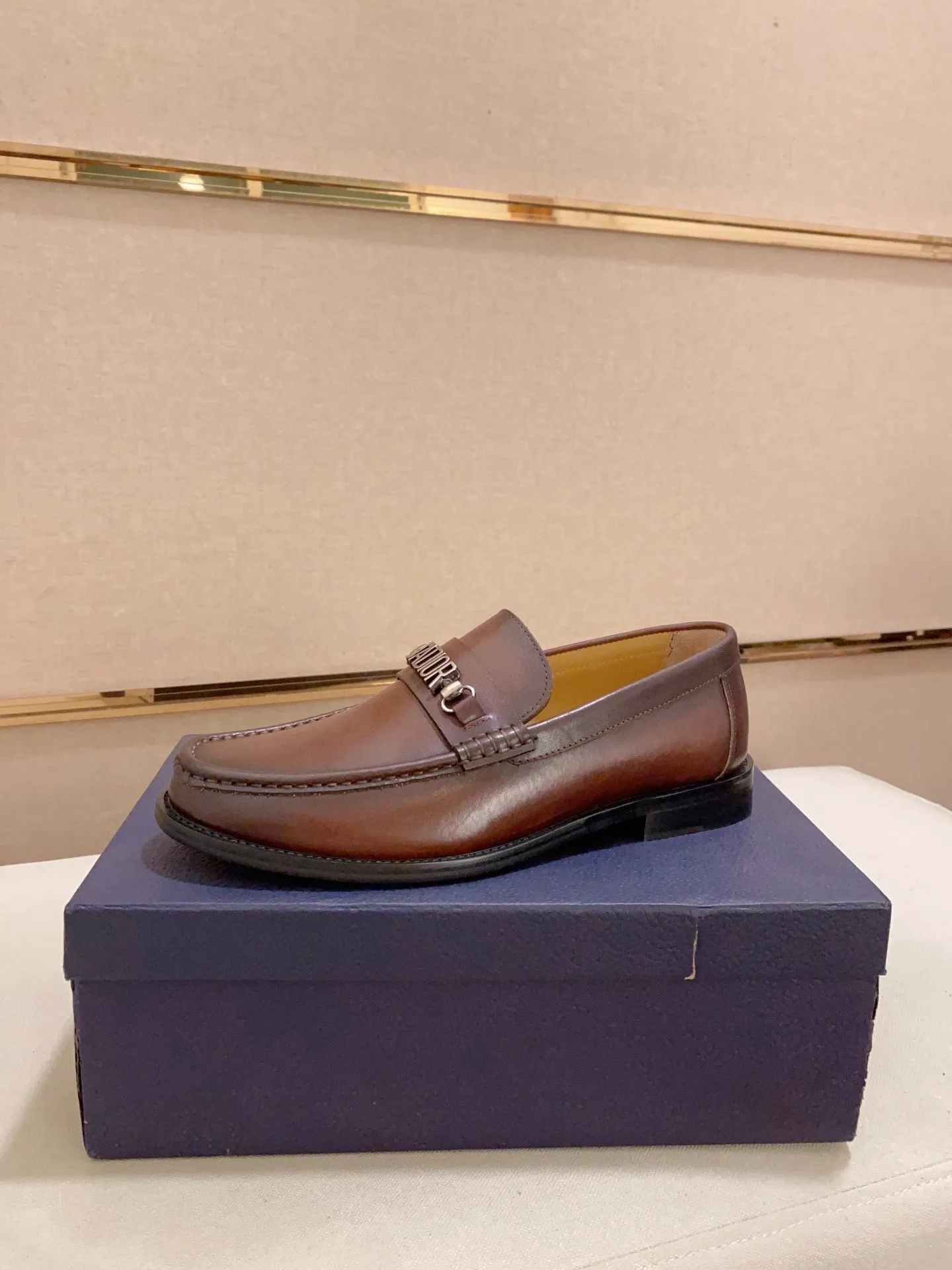 Factory price: 270 men's shoes 💰 High-end version of Dior Dior's new series. Famous actors and Internet celebrities wear super popular designs. They are designed with the sculptures of French artist Niki de Saint Phalle as rings. Material: Imported original material ➕Painted cowhide Foot pads: cowhide Outsole: Rubber outsole Men's shoe size: 38~44 Can be customized to size 45